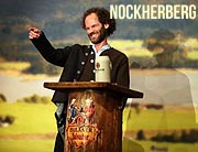 Salvatorprobe 2020: Politiker derbleck'n. Maximilian Schafroth als Fastenprediger und Singspiel (©Foto: sampics für Paulaner)